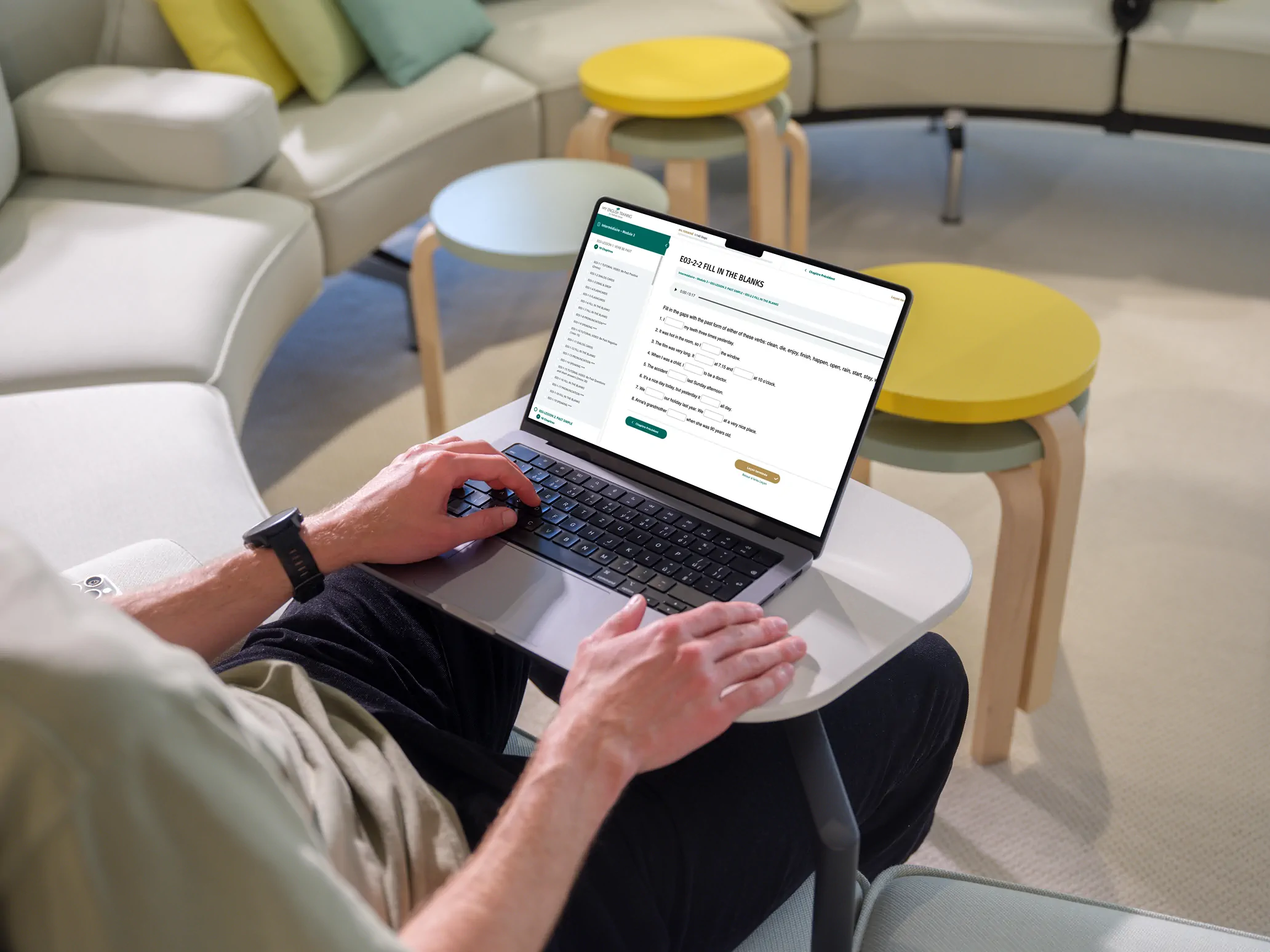 Apprenant suivant le programme d’anglais en ligne My English Training sur ordinateur portable, en autonomie